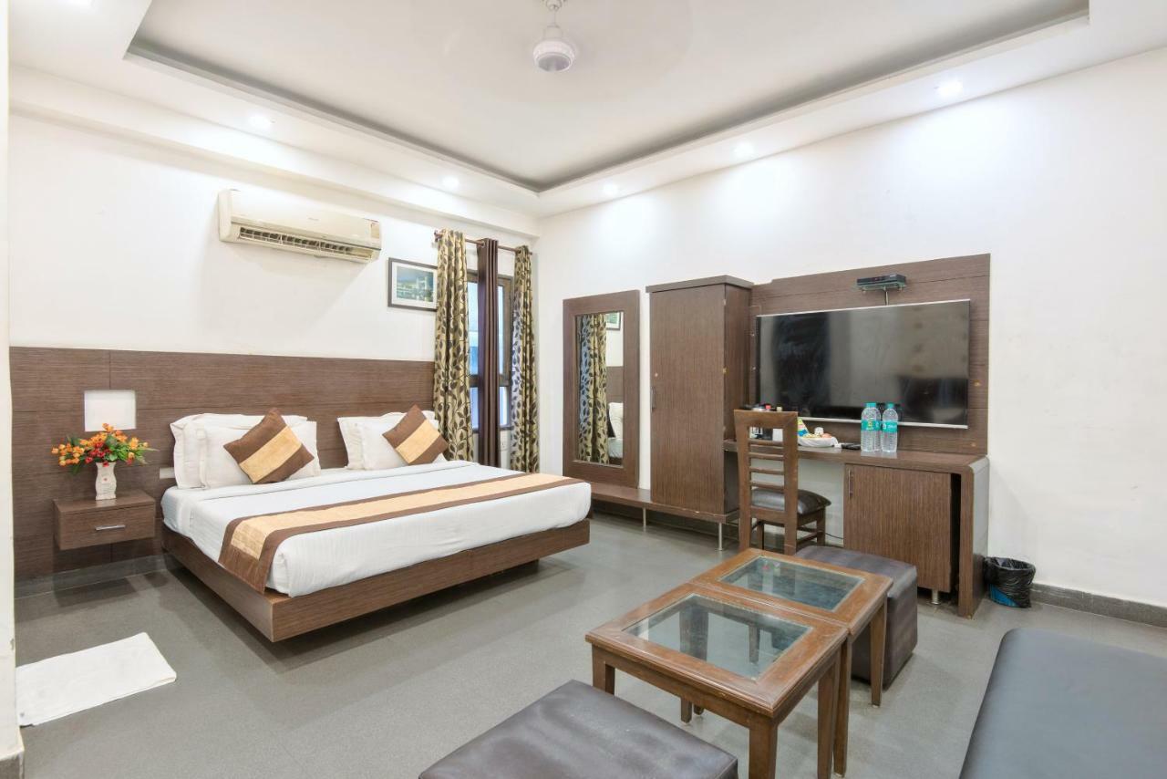 Hotel La Vista Delhi Extérieur photo